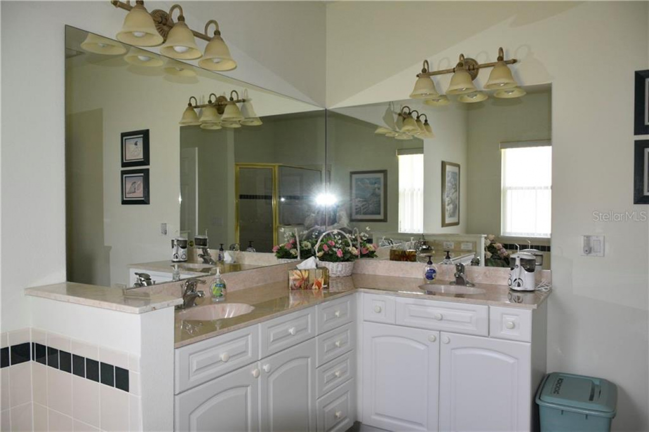 In keeping with the quality standards exemplified in the other areas of the house, the master bathroom is luxuriously functional. The room features dual basin sinks, a garden battub, separate shower and plenty of closet space. The countertops are solid surface and the cabinets of exceptional quality.