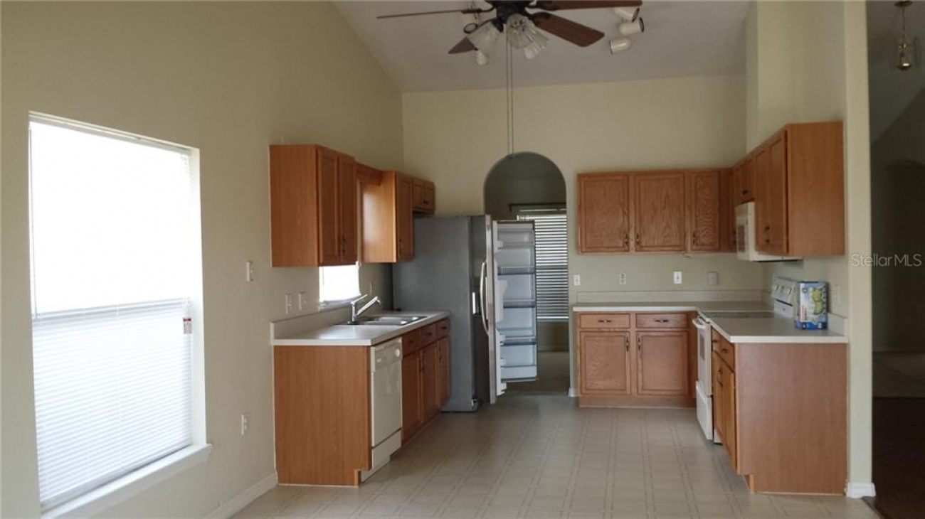 Spacious kitchen with a eat in kitchen area and open to the family room.